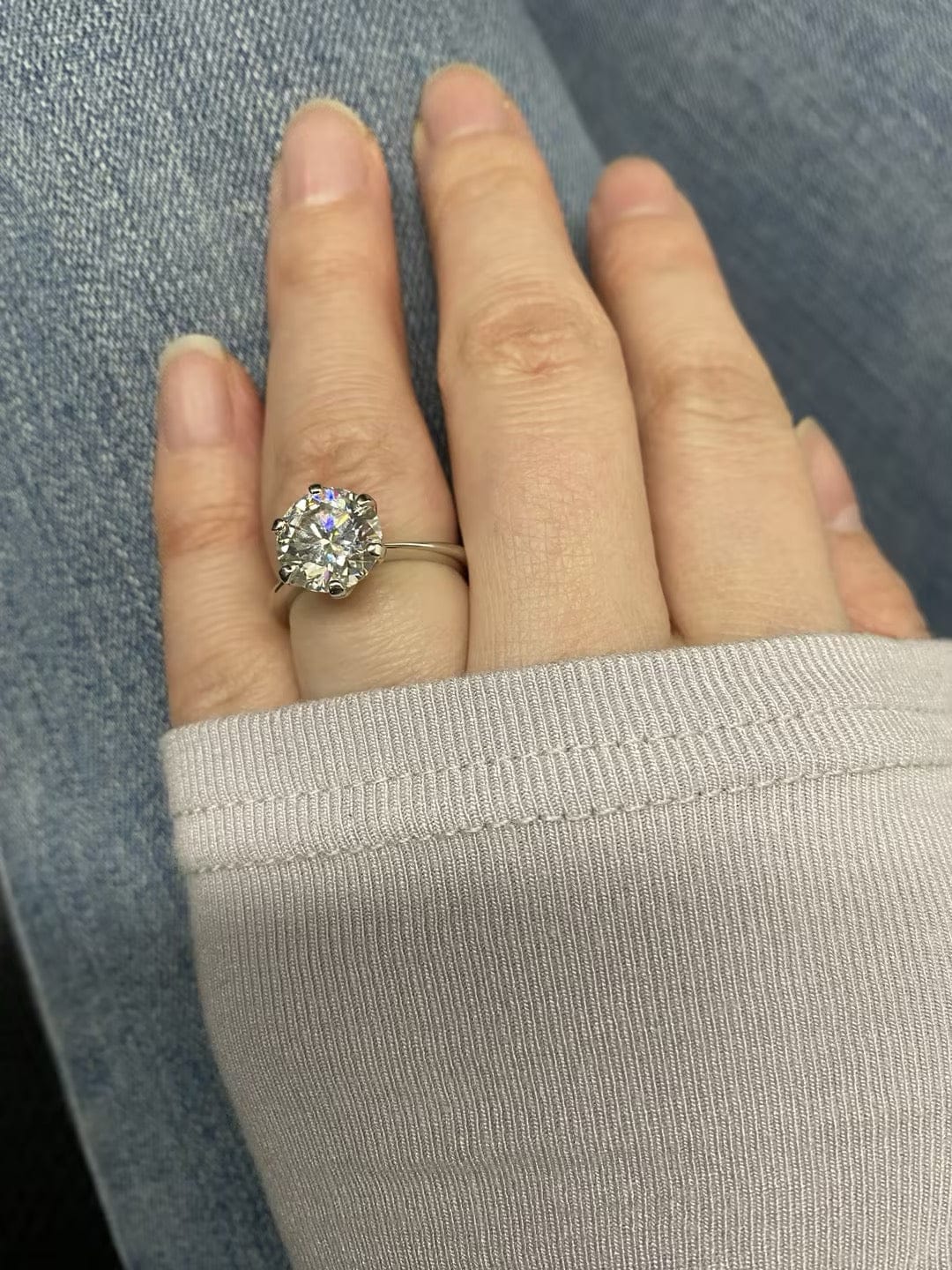 Customer photo review of Rodiffy Moissanite 2.0 Ct ～3.0Ct Round Cut 6 Prong White Gold Engagement Ring