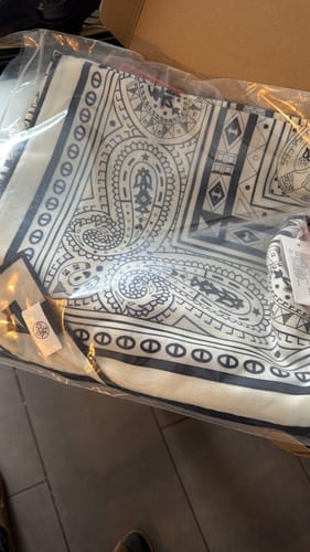 Customer photo review of HM 25s Reversible Scarf 140cm White Black Cashmere 976274