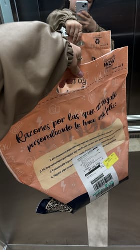 Cliente sosteniendo el bonito empaque de envío de su Rompecabezas Collage 2.