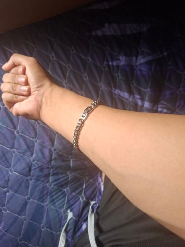 Cliente mostrando la Pulsera Cuban de 8mm en su muñeca.