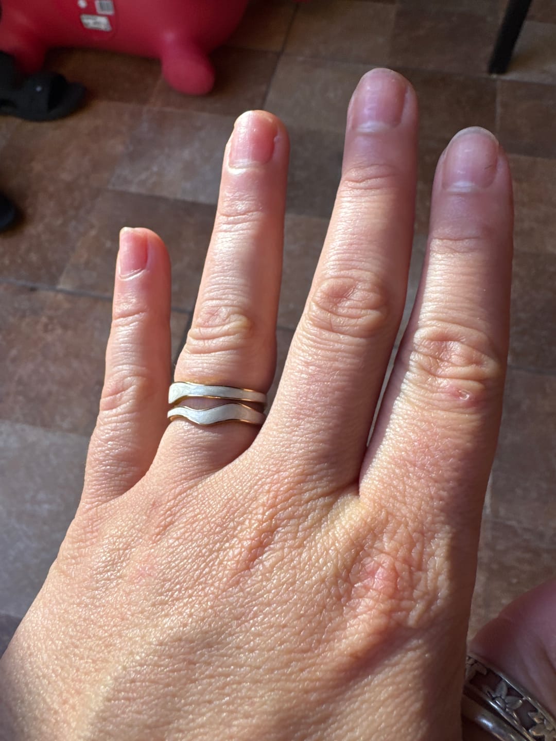 Customer photo review of Anel Abstrato Madrepérola Ajustável Banho em Ouro 18k