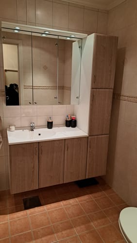 Anmelderens baderomsinnredning etter å ha blitt fornyet med Oak minimal kontaktplast.