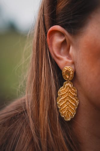 Customer photo review of Funkelnde Soutacheohrringe als goldenes Eichenblatt