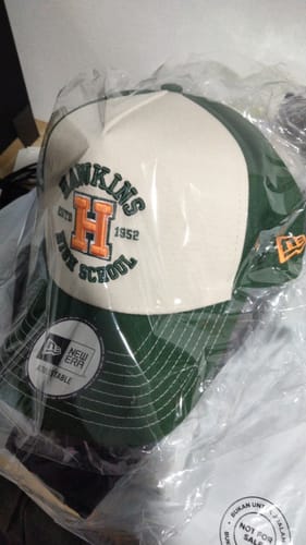 Customer photo review of 9FORTY E-Frame Stranger Things Hawkins High Cream Green Snapback