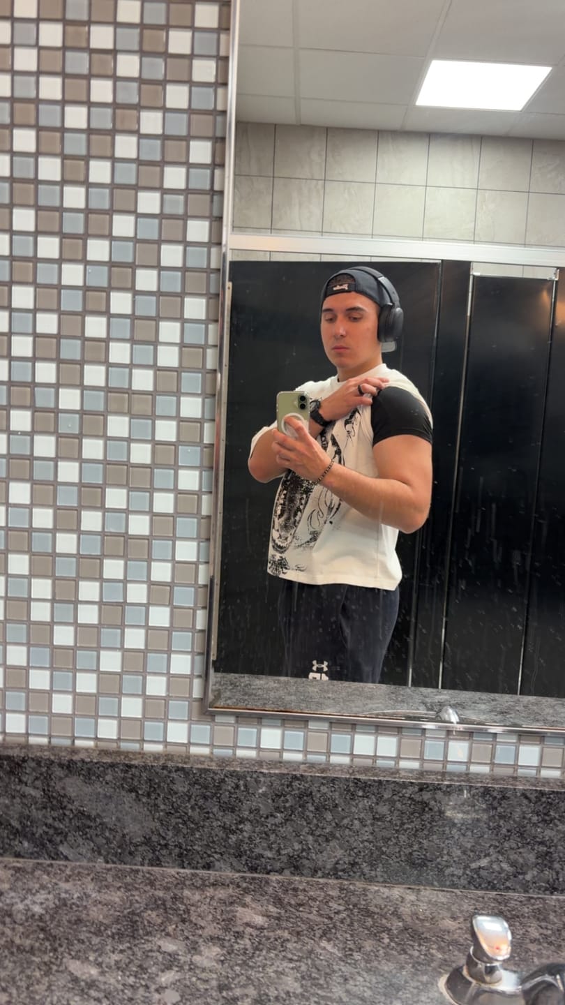 Customer photo review of 4206 - Gold's Gym Heather Tees