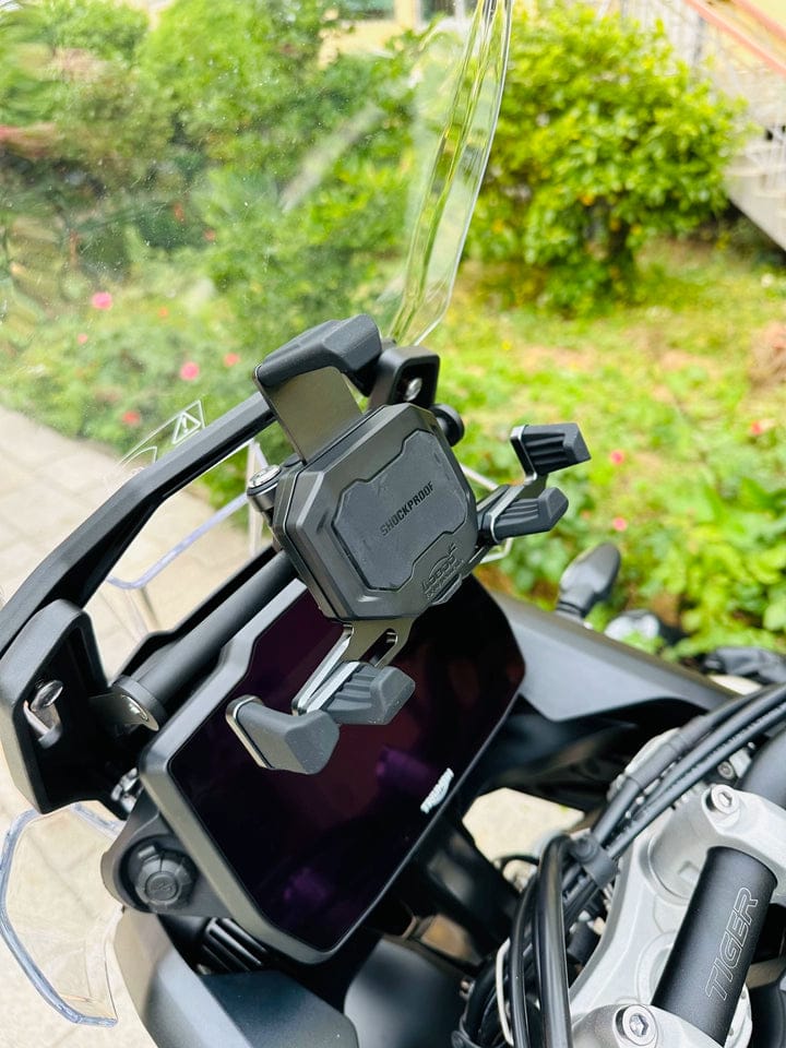 Customer photo review of LOBOO PH06 Anti-Vibration Phone Mount - Magnetic Damping + 15W Wireless Charging - Aluminum Motorcycle Holder (Fits 4.7"-7.2" Phones)