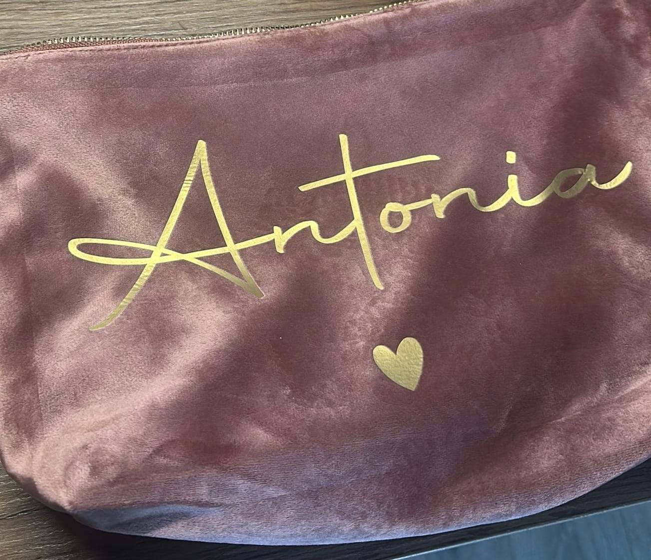 Customer photo review of Meine Kosmetiktasche - Personalisierte Samt Kosmetiktasche für MakeUp und Kosmetika mit Namen