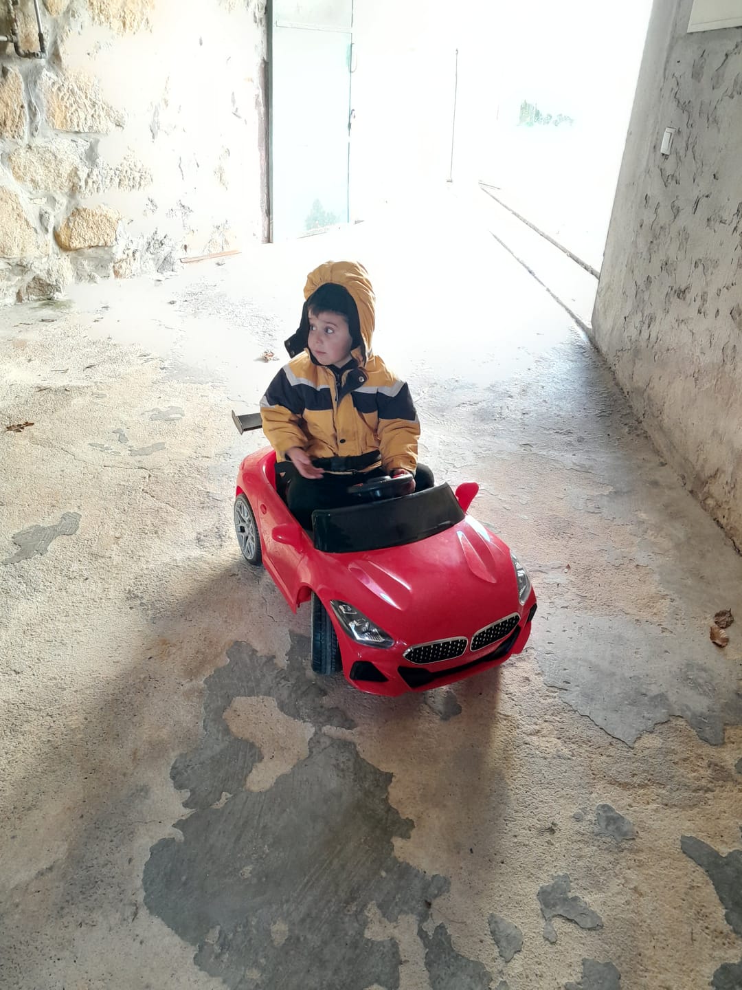 Customer photo review of Carro Elétrico para Criança BM Z4 Style Vermelho 12v c/ RODAS DE BORRACHA & ASSENTO EM PELE