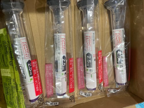 レビューアーが撮影した、箱に入った4本のマンジャロ2.5mgアテオス注射ペン。