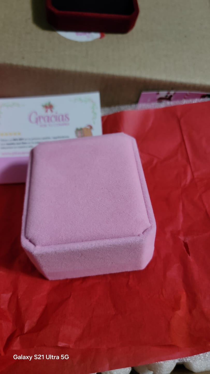 Customer photo review of Cajita de Regalo Red Wine Collar o Pulsera