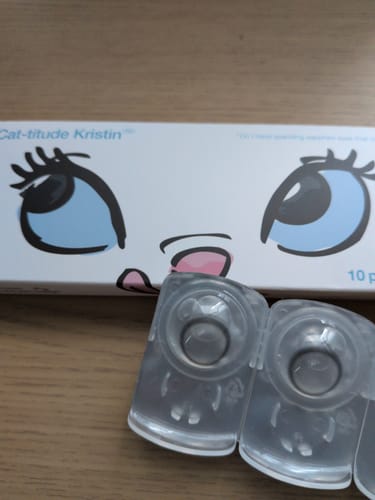 購入者によるCat-titude Kristin 1Day。箱を背景に、2つのレンズ入りブリスターパックが写っています。
