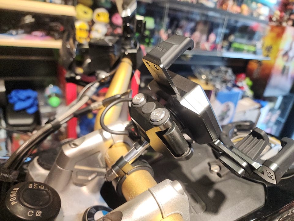 Customer photo review of LOBOO PH06 Anti-Vibration Phone Mount - Magnetic Damping + 15W Wireless Charging - Aluminum Motorcycle Holder (Fits 4.7"-7.2" Phones)