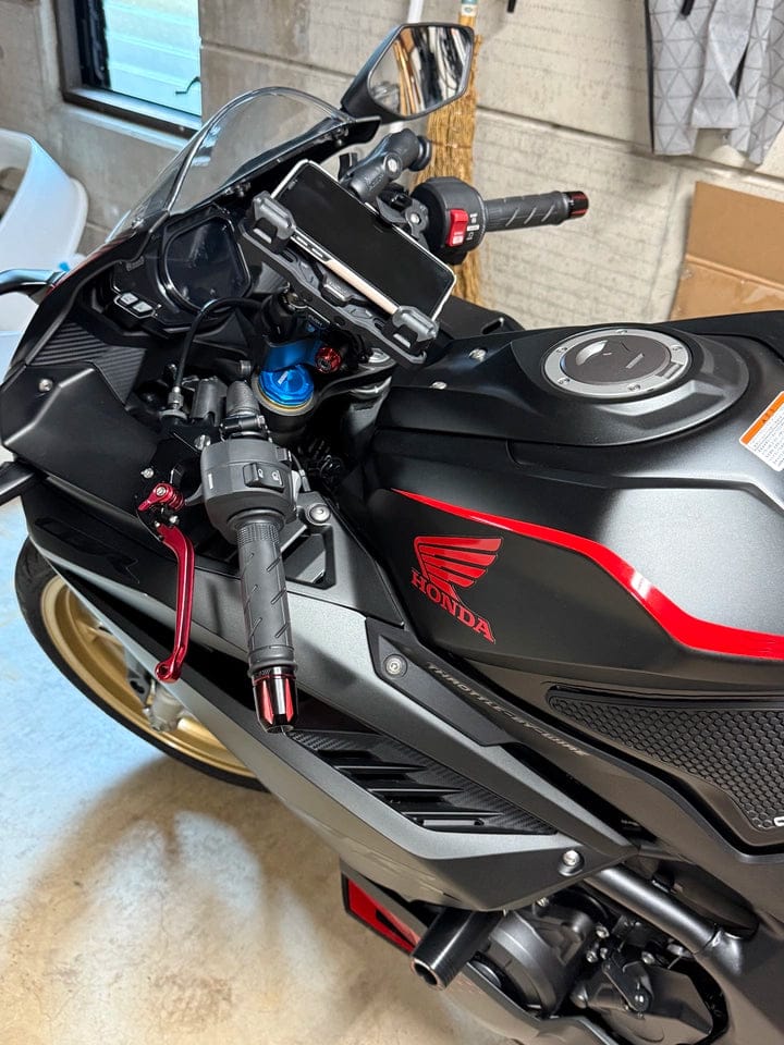 Customer photo review of LOBOO PH02S Anti-Vibration Motorcycle Phone Mount - 15W Wireless & 24W Fast Wired Charging - Shock Absorbing Holder for iPhone/Samsung - Fits 22-28mm Handlebars & Mirros