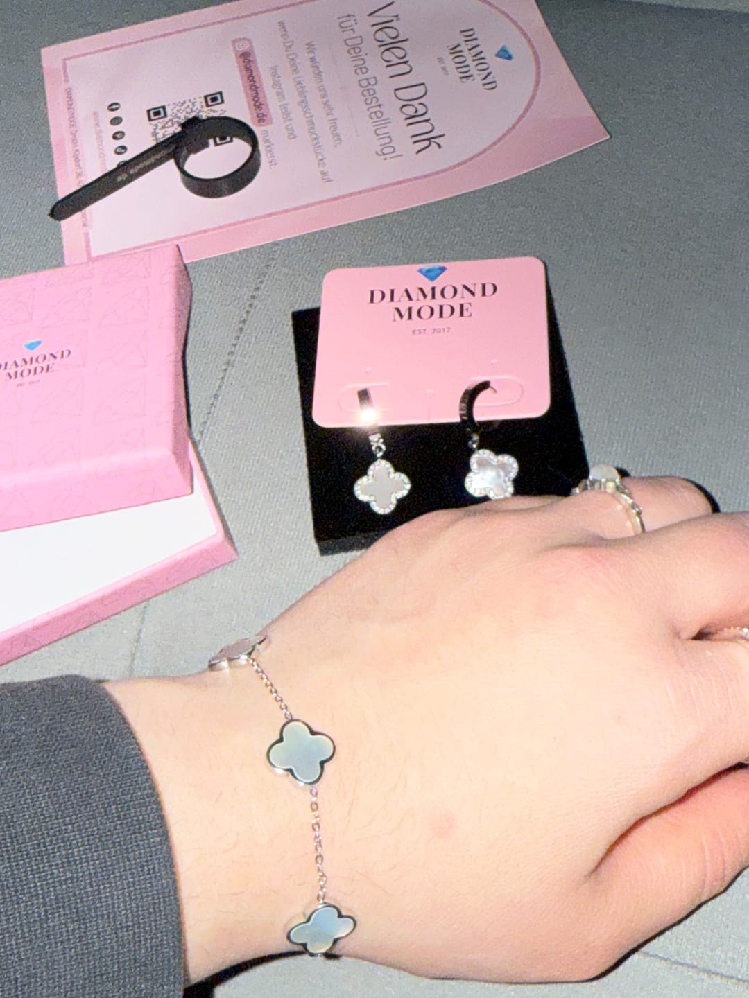 Customer photo review of Clover Perlmutt Armband | 18K vergoldet