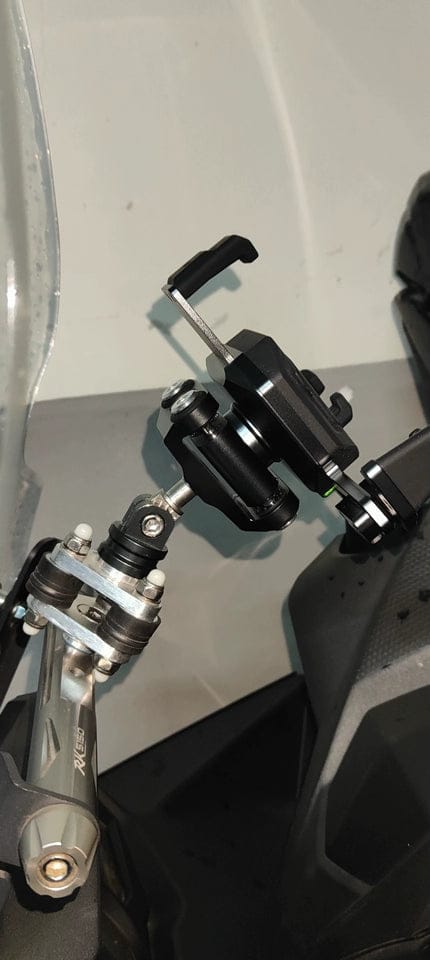Customer photo review of LOBOO PH06 Anti-Vibration Phone Mount - Magnetic Damping + 15W Wireless Charging - Aluminum Motorcycle Holder (Fits 4.7"-7.2" Phones)