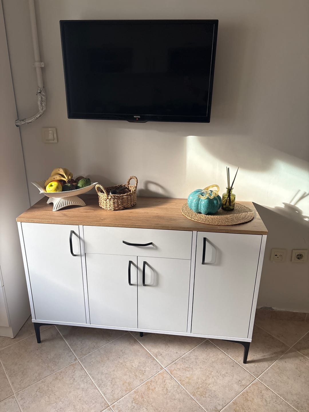 Customer photo review of Rani JE136 Kahve Köşesi Çok Amaçlı Dolap 4 Kapaklı 1 Çekmeceli Kiler Mutfak Dolabı Beyaz - Sepet Ceviz