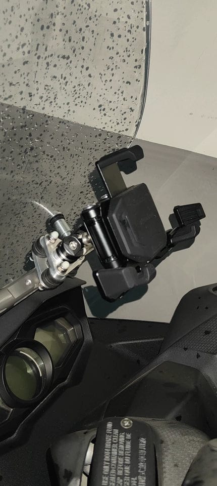 Customer photo review of LOBOO PH06 Anti-Vibration Phone Mount - Magnetic Damping + 15W Wireless Charging - Aluminum Motorcycle Holder (Fits 4.7"-7.2" Phones)
