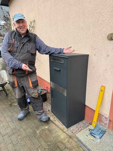 Customer photo review of Paketbox PB1 mit Briefkasten | anthrazit - RAL7016 | personalisiert mit Edelstahl-Schild