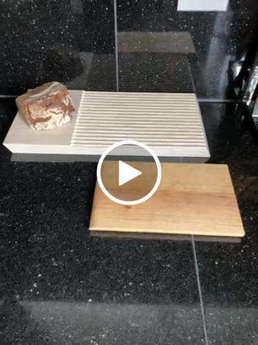 Customer video review of Brotschneidebrett aus massiver Weißbuche mit praktischen Rillen für die Brotkrumen, mit natürlichem Leinöl Finish 44,5 x 20 cm