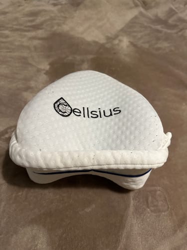 Un client montre la housse de rechange blanche et texturée sur le coussin pour genoux Cellsius.