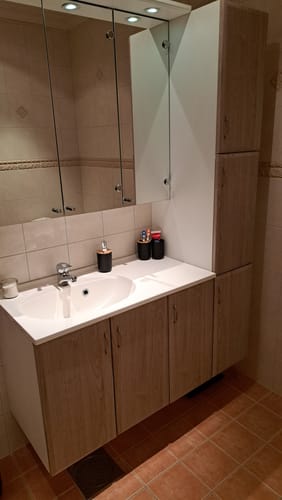 En annen vinkel av den fornyede baderomsinnredningen dekket i Oak minimal kontaktplast.