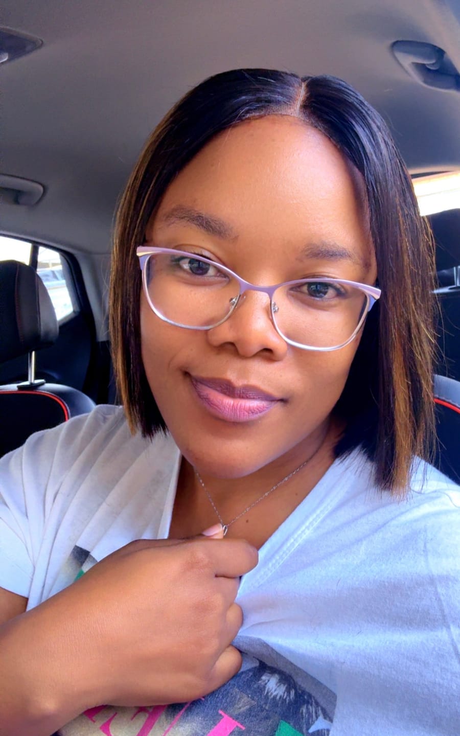 Customer photo review of Double Drawn Blunt Cut Glueless Highlight 8 Inch Wig