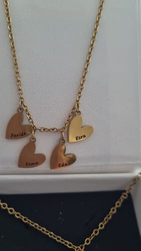 Ein Kunde zeigt die goldene Halskette mit vier Herzanhängern, die mit den Namen Feride, Esra, Esma und Eda graviert sind.