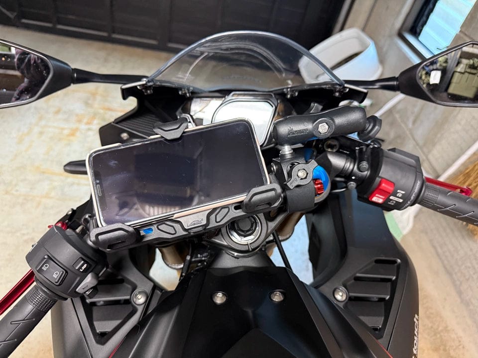 Customer photo review of LOBOO PH02S Anti-Vibration Motorcycle Phone Mount - 15W Wireless & 24W Fast Wired Charging - Shock Absorbing Holder for iPhone/Samsung - Fits 22-28mm Handlebars & Mirros