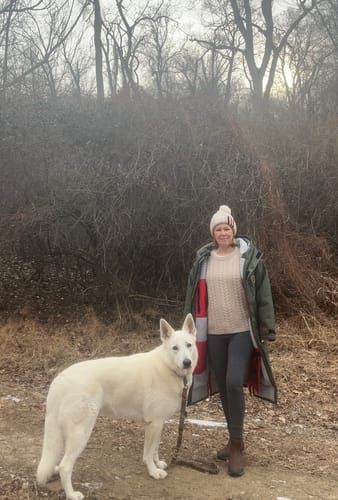 Reviewer standing outdoors on a cold day, wearing the Piper Pocket Petite leggings in Cinder Melange.