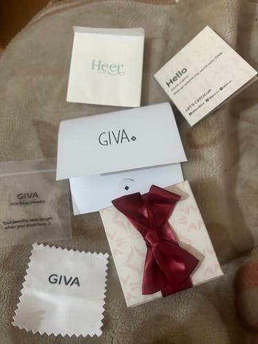 Customer showing the GIVA packaging for the Silver Glowing in Love Couple Rings, including the gift box, cloth, and inserts.