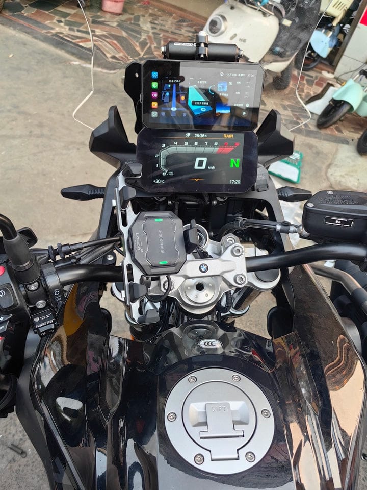 Customer photo review of LOBOO PH06 Anti-Vibration Phone Mount - Magnetic Damping + 15W Wireless Charging - Aluminum Motorcycle Holder (Fits 4.7"-7.2" Phones)