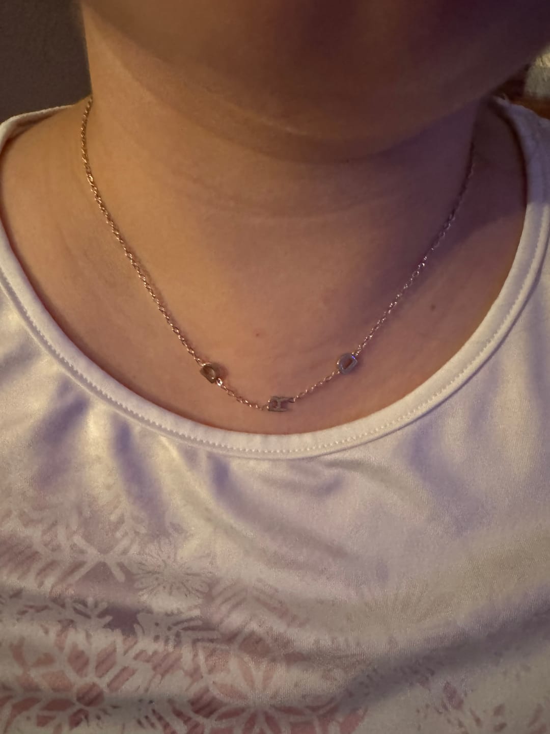 Customer photo review of Personalizovaný náhrdelník s ležatým iniciálem