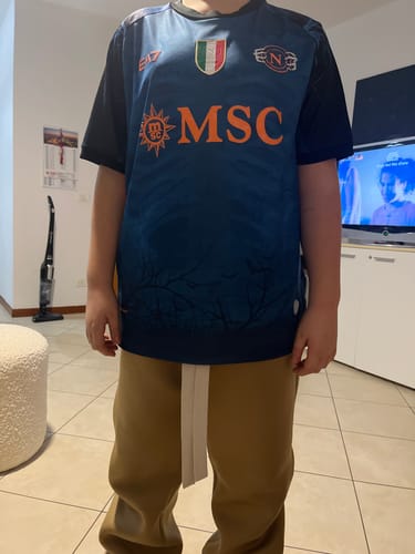 Recensore mostra il figlio che indossa la Maglia Napoli x Halloween.
