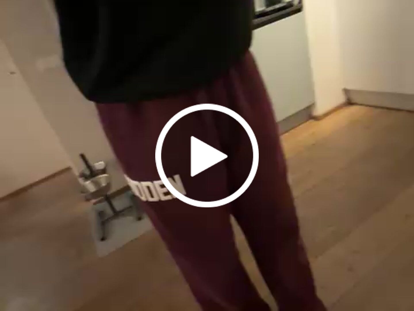 Recenzja wideo klienta dotycząca spodni dresowych z prostymi nogawkami z serii GATED COMMUNITY w kolorze ciemnej śliwki