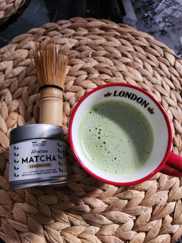 Photo d'un client du THÉ MATCHA CÉRÉMONIE BIO, avec une tasse de matcha mousseux et un fouet en bambou.