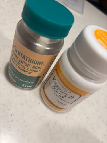 レビュアーによる、別のサプリメントと一緒に置かれた「ビタミンBブレンド」のボトル。