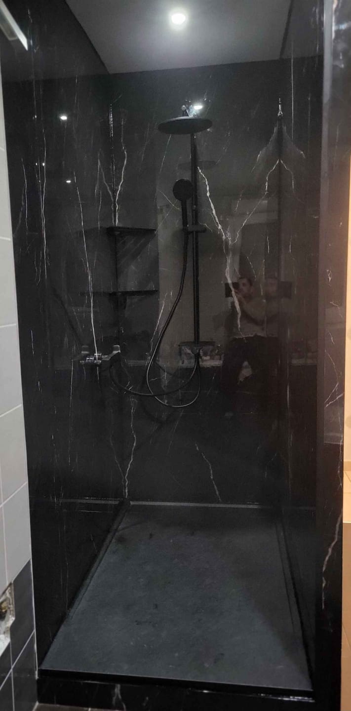 Customer photo review of Panneau Mural PVC Marbre Noir Brillant – Imperméable Douche & Salle De Bain