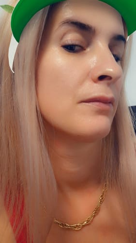 Reviewer's face with a smooth, dewy complexion after using Crema cu Mucina de Melc.