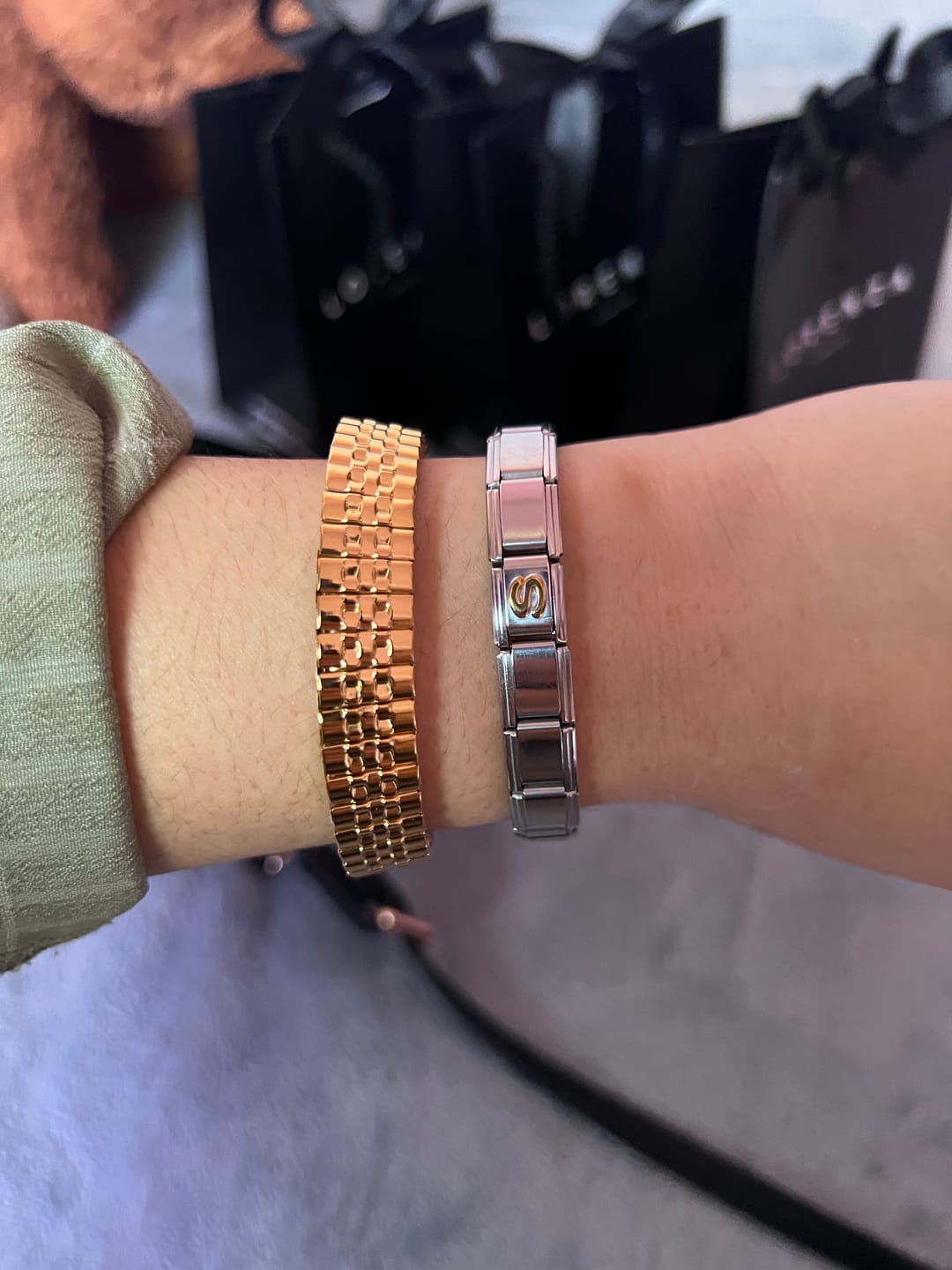 Customer photo review of Charm Inicial Dorada