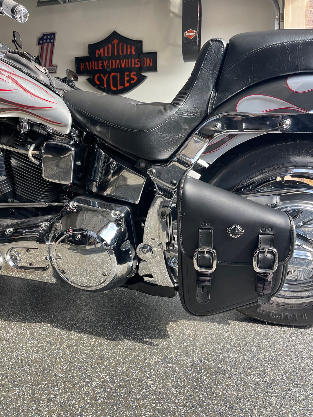Customer photo review of 3L - Vintage Motorcycle Swingarm Bag for Harley Softail