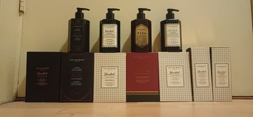 Recensent toont een collectie van verschillende Atelier Rebul producten, waaronder de Istanbul-lijn.