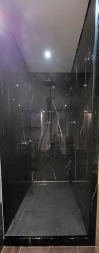 Customer photo review of Panneau Mural PVC Marbre Noir Brillant – Imperméable Douche & Salle De Bain