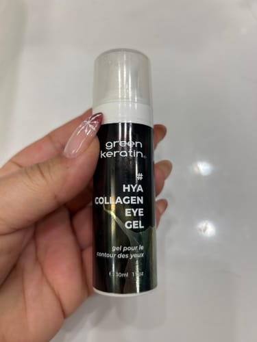 Cliente tenant le flacon de gel contour des yeux Hya Collagen de Green Keratin.