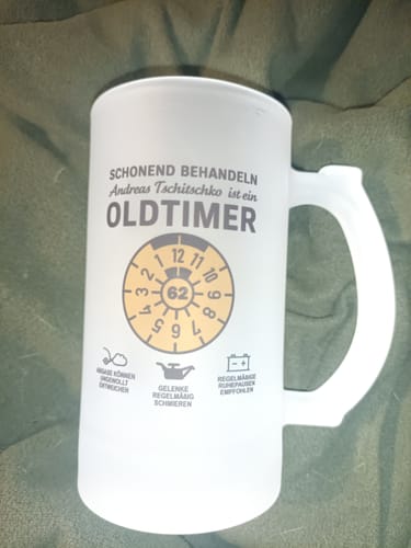 Kundenbild eines personalisierten Bierkrugs aus mattem Glas. Er zeigt den „Oldtimer“-Aufdruck mit einem Namen.