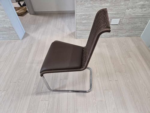 Customer photo showing Tecta B20i chair profile and cantilever frame.