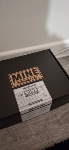 Recensore mostra la confezione del "Set campioni orientali e legnose" su un tavolo.