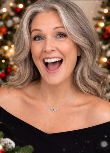 Customer photo review of V Shiny Necklace