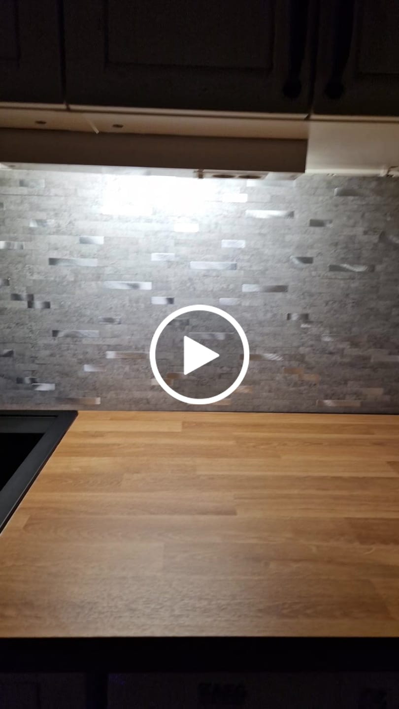 Customer video review of 10-pk Stein lys grå selvklebende veggfliser