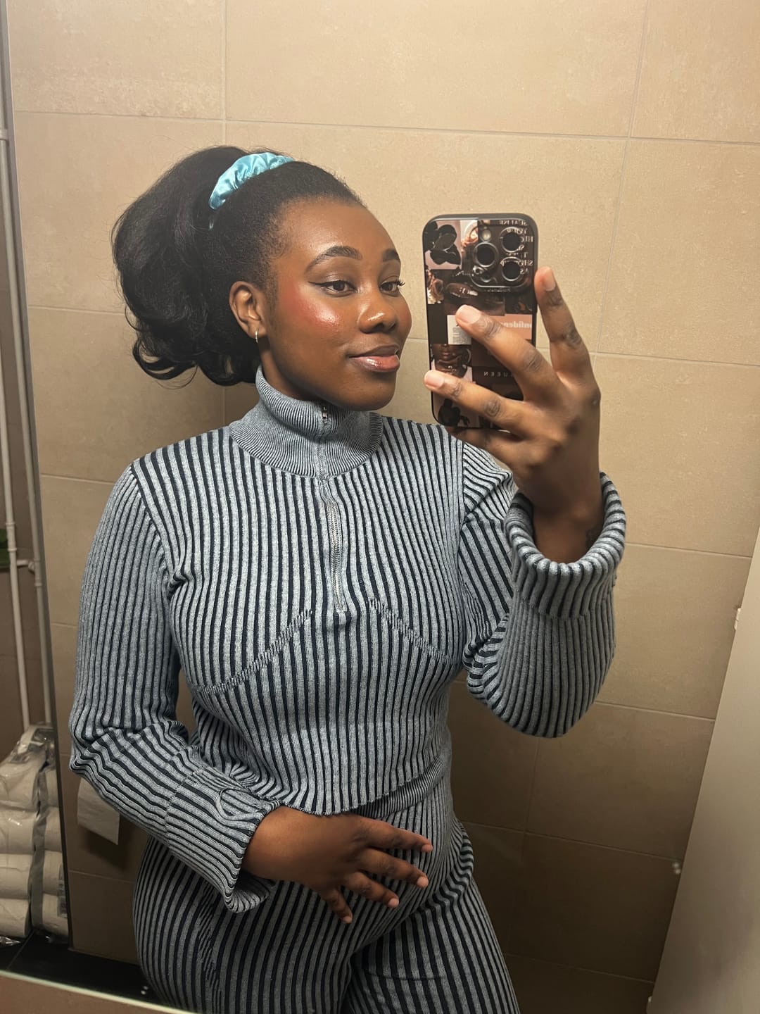 Customer photo review of SHORT LAMARA PONYTAIL NATURAL BLACK