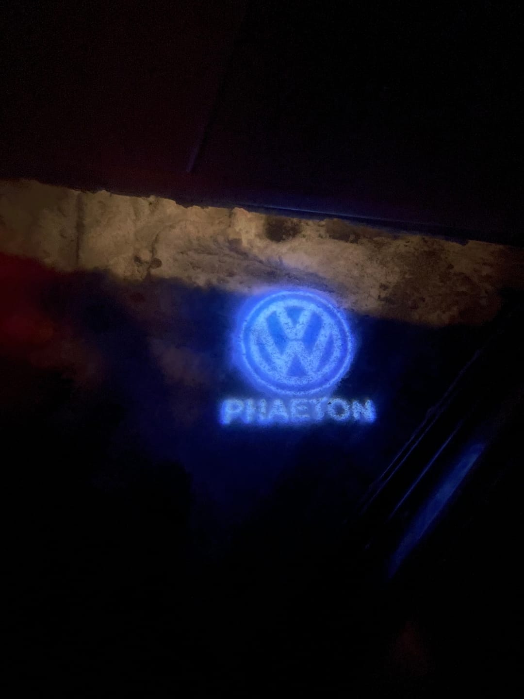 Customer photo review of Volkswagen Door lights PHAETON  Logo  Nr. 76  (quantity 1 = 2 Logo Films /2 door lights）